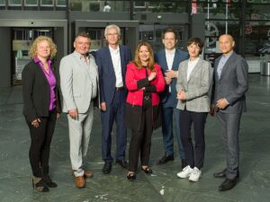 Der aktuelle Mainzer Stadtvorstand (von links): Verkehrsdezernentin Janina Steinkrüger (Grüne), Bürgermeister und Finanzdezernent Günter Beck (Grüne), Sozialdezernent Eckart Lensch (SPD), Wirtschaftsdezernentin Manuela Matz (CDU), Oberbürgermeister Nino Haase (parteilos), Baudezernentin Marianne Grosse (SPD). Ganz rechts: Der ehrenamtliche Dezernent Volker Hans (FDP), dessen Amt inzwischen Karsten Lange (CDU) inne hat. - Foto: Stadt Mainz
