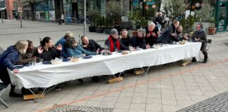 Letztes Abendmahl von Leonardo da Vinci in Mainz als lebendige Straßenperformance an Gründonnerstag
