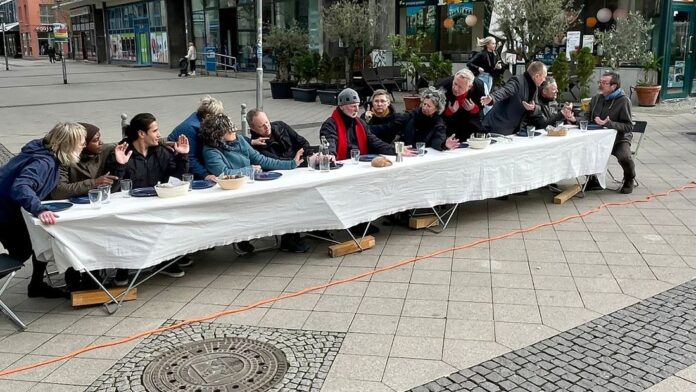 Letztes Abendmahl von Leonardo da Vinci in Mainz als lebendige Straßenperformance an Gründonnerstag