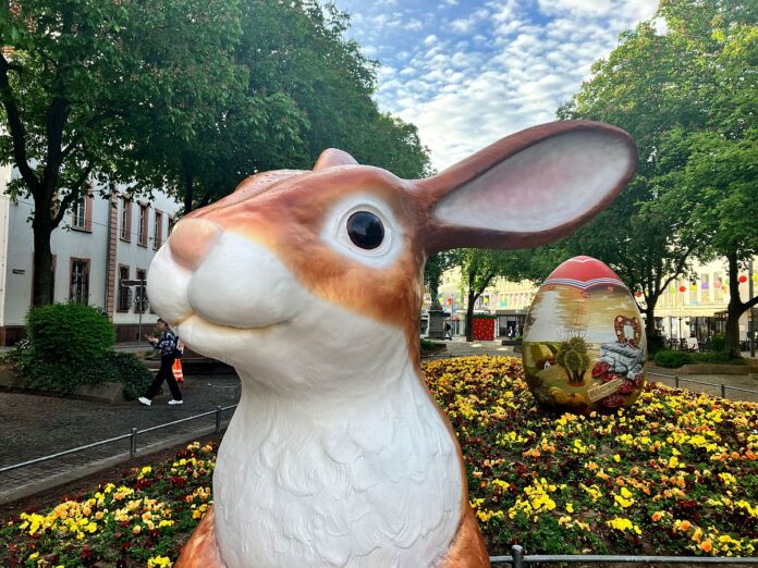 Mainz& wünscht allen Lesern Frohe Ostern! – Ostereier aus Zagreb und Osterhase am Schillerplatz grüßen