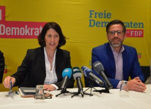 Fröhliche Gesichter am Montagabend bei Wirtschaftsministerin Daniela Schmitt und dem designierten Justizminister Philipp Fernis. - Foto: gik