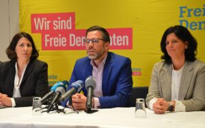 Einigten sich im Machtkampf der FDP Rheinland-Pfalz (von ,links): Wirtschaftsministerin Daniela Schmitt, Fraktionschef Philipp Fernis und Parteivize Carina Konrad. - Foto: gik