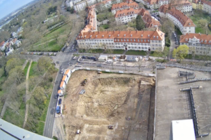 Die TRON-Baugrube in der Mainzer Oberstadt von oben, aufgenommen von einer Webcam von der benachbarten Augenklinik: Einst pulsierender Standort der antiken römischen Lagervorstadt. – Screenshot: gik