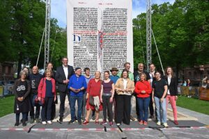 Geglückter Weltrekord: Die gedruckte, 35 Quadratmeter große Bibelseite mit Helfern und Promis. - Foto: Kultursommer RLP