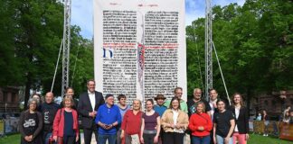 Weltrekord in Mainz: Größte Bibelseite der Welt hängt nun im Mainzer Dom – 34.000 Besucher bei Kultursommerfest am Rhein