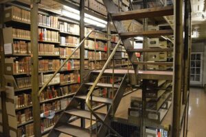 Den sonst nicht zugänglichen Bücherturm der Mainzer Stadtbibliothek kann man bei der "Nacht der Bibliotheken" erkunden. - Foto: gik