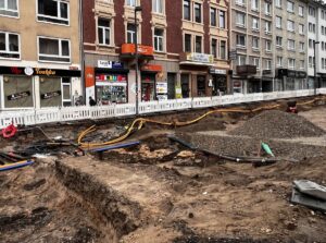 Archäologische Funde in der Binger Straße (vorne) verzögern die Bauarbeiten zum Einbau einer Straßenbahntrasse. - Foto: MVG