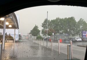 Regen und Blitze am Gutenberg Center in Mainz um 18.00 Uhr am Samstagabend. - Foto: gik