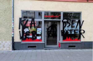 Neustadtladen der Mainzer SPD: Beschmiert mit der Parole "Klassenverräter" sowie dem Symbol der Antifa. - Foto: SPD Mainz-Neustadt