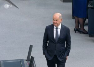 Fassungslos nach dem gescheiterten ersten Wahlgang bei der Kanzlerwahl: Noch-Kanzler Olaf Scholz (SPD). - Screenshot: gik