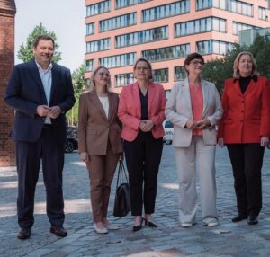 SPD-Chef Lars Klingbeil am Montag bei der Vorstellung seiner Minister für das Kabinett Merz. - Foto: SPD