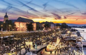 Okay, das Bild ist arg kitschig - aber es gibt einen guten Überblick über die Lage und Abendstimmung beim Mainzer WeinUfer 2024. - Foto: Mainzplus Citymarketing
