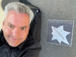 Selfie von Malte Leyhausen mit dem Mainzer "Stern der Satire", der Hanns Dieter Hüsch gewidmet ist. - Foto: Leyhausen