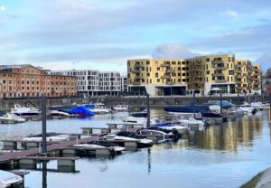 Der Yachthafen im Mainzer Zollhafen mit angrenzenden Wohnhäusern: Keine Billigwohnungen. - Foto: gik