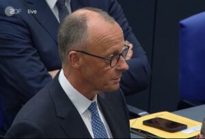 Friedrich Merz unmittelbar nach dem gescheiterten ersten Wahlgang im deutschen Bundestag. - Screenshot: gik