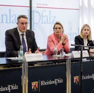 Montag: Ministerpräsident Alexander Schweitzer präsentierte persönlich in Berlin Stefanie Hubig (Mitte) als neue Bundesjustizministerin sowie Verena Hubertz als neue Bundesbauministerin (alle SPD). - Foto: RLP