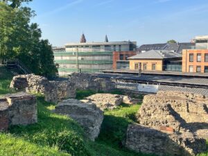 Pfeilerreste des antiken römischen Bühnentheaters in Mainz: das jahrelang versprochene Konzept zur touristischen Präsentation gibt es bis heute nicht. - Foto: gik