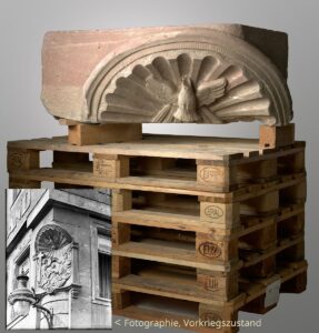 Ein Werkstein mit Baldachin, der einst zu einem Relief mit der Darstellung der Marienkrönung gehörte, und am Eckhaus Am Brand 5 hing. - Foto: Dommuseum