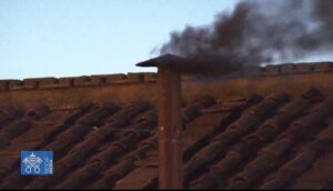Um kurz nach 21.00 Uhr stieg zum ersten Mal schwarzer Rauch aus dem Schornstein der Sixtinischen Kapelle auf. - Screenshot: gik