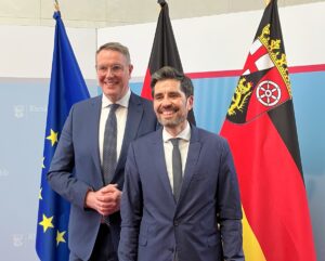 Mittwoch: Ministerpräsident Alexander Schweitzer präsentiert Sven Teuber (beide SPD) als designierten neuen Bildungsminister für Rheinland-Pfalz. - Foto: gik