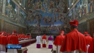 Einzug der Kardinäle zum Konklave in die Sixtinische Kapelle: Im Angesichts des "Jüngsten Gerichts" von Michelangelo wird ein neuer Papst gewählt. - Screenshot: gik
