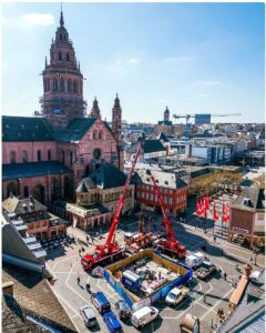 Ausheben der Heunensäule auf dem Mainzer Markt im März 2025. - Foto: RIGA Kran
