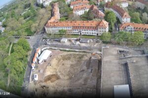 Die Baustelle für das neue TRON-Forschungszentrum an der Oberen Zahlbacher Straße, Ecke am Römerlager mit Blick Richtung Wohngebiet Fichteplatz: Baustellen statt Parkplätze. - Foto: gik