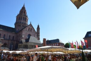 Wenn Mainz den Sommer und Gutenberg feiert, darf der Wein nicht fehlen: Weindorf der Mainzer Winzer im Schatten des Doms. - Foto: gik