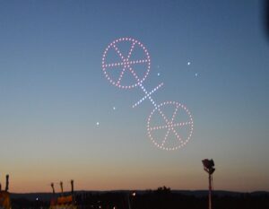 2025 hatte die Stadt Mainz erstmals eine Drohnenshow statt des traditionellen Abschlussfeuerwerks veranstaltet, sie zeigte typische Mainz-Motive, wie dieses Mainz-Rad. - Foto: gik