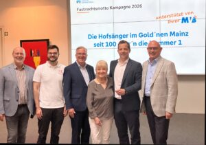 Prominente und OB mit dem neuen Fastnachtsmotto für die Kampagne 2026 in Mainz. - Foto: gik