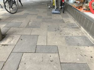 Der Fußboden vor dem Mainz Store am Markt, vor der Tourist Info: Dreckig, ungepflegt, abstoßend. - Foto: gik