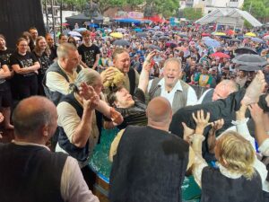 Die große Gaudi am Samstagnachmittag: Das historische Buchdrucker-Gautschen am Liebfrauenplatz. - Foto: gik