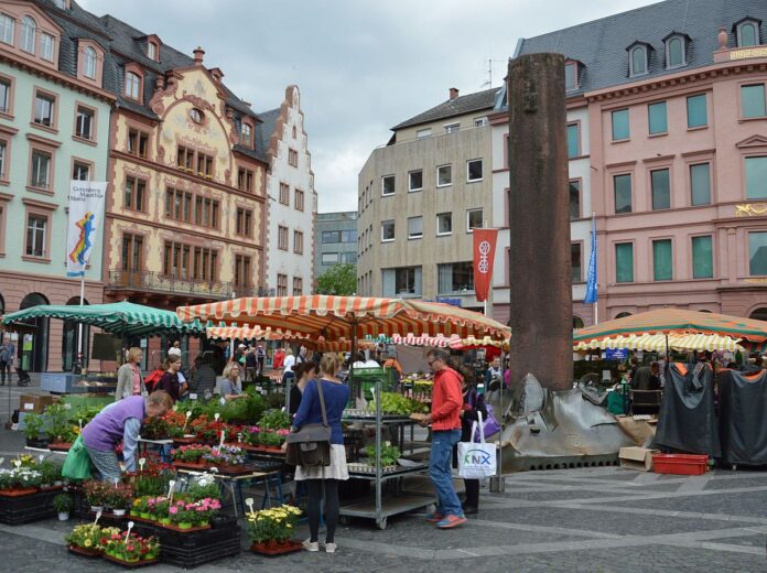Heunensäule in Mainz zurück auf dem Markt: 1000 Jahre altes Wahrzeichen kehrt nach Sanierung zurück