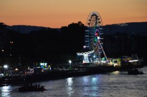 Rummel am Rheinufer: Das Mainzer "Rheinvergnügen" gehört zu den unverzichtbaren Bestandteilen der Mainzer Johannisnacht. - Foto: gik