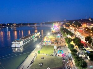 In Höhe des Kurfürstlichen Schlosses, am Mainzer Rheinufer, soll am Montagabend erstmals eine Drohnenshow steigen. - Foto: gik