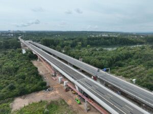 Luftbild der Schiersteiner Brücke im August 2023, man sieht deutlich, wie der Radweg sich zur Rettbergsaue absenkt. - Foto: Autobahn West GmbH