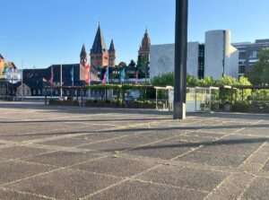 Das Rathausplateau in Mainz ist alles andere als ein attraktiver Platz. - Foto: gik