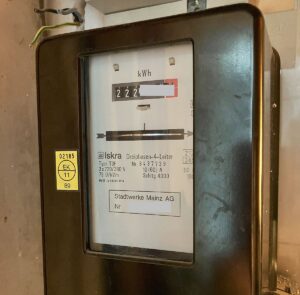 Wenn der Strompreis nur so rennt: Die versprochene Entlastung für Verbraucher und Mittelstand soll nun doch nicht kommen. - Foto: gik