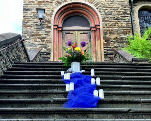 Altenahr am 14. Juli 2025: Stilles Gedenken auf den Treppenstufen der Kirche in Altenahr. - Foto: gik