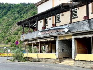 Vier Jahre nach der Flutkatastrophe im Ahrtal ist das Hotel zum Schwarzen kreuz in Altenahr ein Lost Place. - Foto: gik