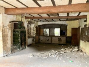 "Lost Place" in Altenahr: Das Hotel zum Schwarzen Kreuz 2025, getan hat sich hier bis heute nichts. - Foto: gik