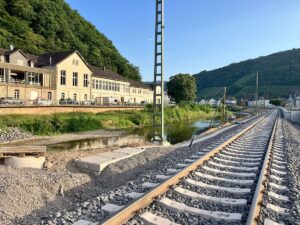Neue Gleise gibt es jedenfalls an der Ahr: Die Deutsche Bahn baut mit Hochdruck die neue Ahrtalbahn aus, hier in Dernau. - Foto: gik
