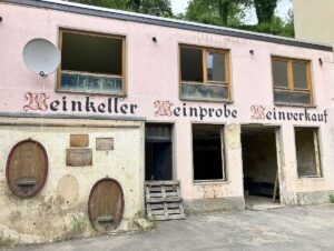 Zerstörter Weinkeller in Altenahr, vier Jahre nach der Flut: Bis heute eine Ruine. - Foto: gik
