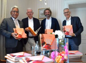 Kämpfen gegen das Vergessen des Dalai Lama an (von links): Sondergesandter Kelsang Gyaltsen, Ex-Ministerpräsident Roland Koch, Frank Auth, Vorsitzender von "Freunde für einen Freund" und Buchautor Stefan Schröder. - Foto: gik 