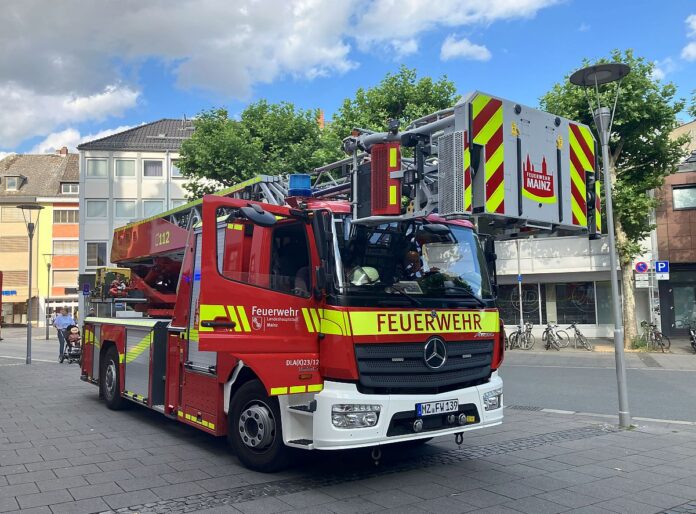 Brand im Schott Hauptwerk in Mainz: Dunkle Rauchwolken, Brandgeruch – Kurzschluss legt Hauptwerk für anderthalb Stunden lahm
