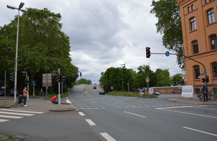 UPDATE&: Großbrand in Containerdorf in der Mombacher Straße in Mainz – Feuerwehr warnte vor starker Rauchentwicklung