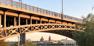 Schockmoment in Mainz: Zwei Arbeiter aus Arbeitsgondel unter Theodor-Heuss-Brücke zwischen Mainz und Wiesbaden gerettet