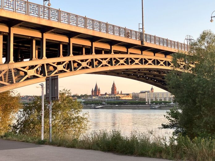 Schockmoment in Mainz: Zwei Arbeiter aus Arbeitsgondel unter Theodor-Heuss-Brücke zwischen Mainz und Wiesbaden gerettet
