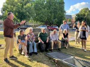 Rettungsmission: Der Verein „Rettet das Römische Mainz“ forderte an dem verwaisten Standort die Rückkehr der Großen Mainzer Jupitersäule. – Foto: gik