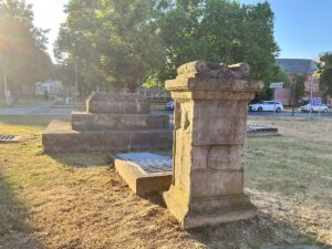 Das Ensemble am Standort der Jupitersäule: Ein Weihealtar mit Inschrift, sowie Bodengitter mit Scheinwerfern zur Beleuchtung sind noch vorhanden. - Foto: gik